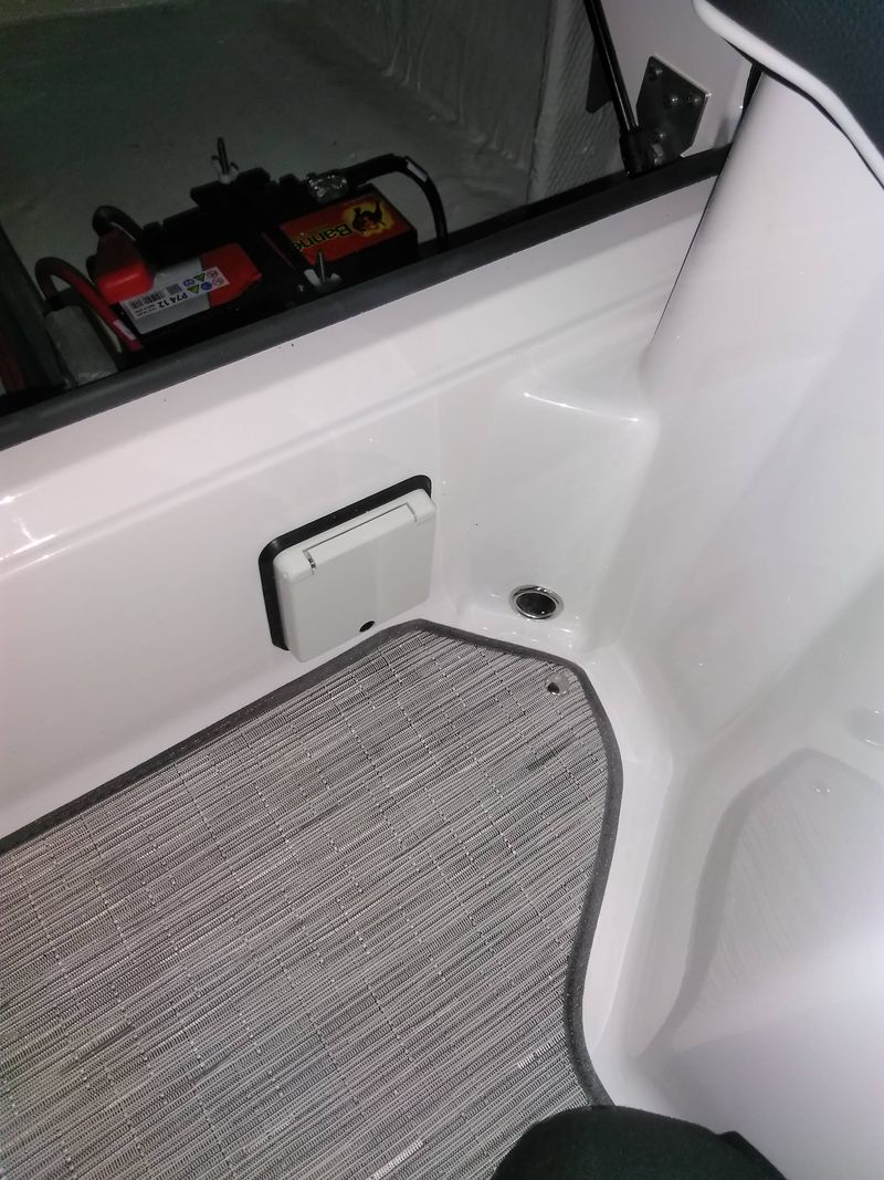 240V-Steckdose mit Landanschluss