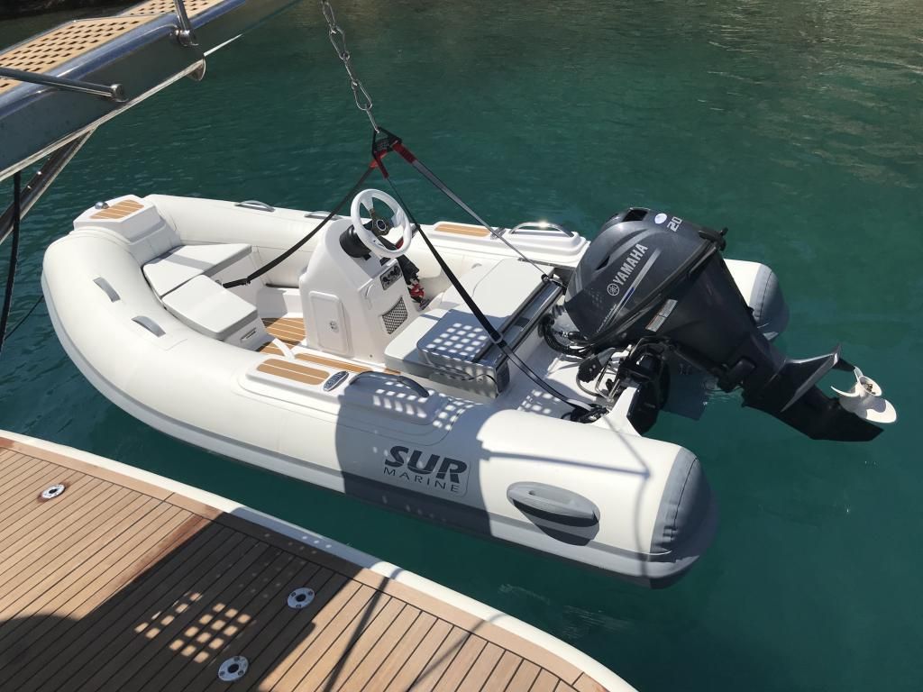 SUR Marine Tender auf dem Wasser mit Yamaha Aussenborder