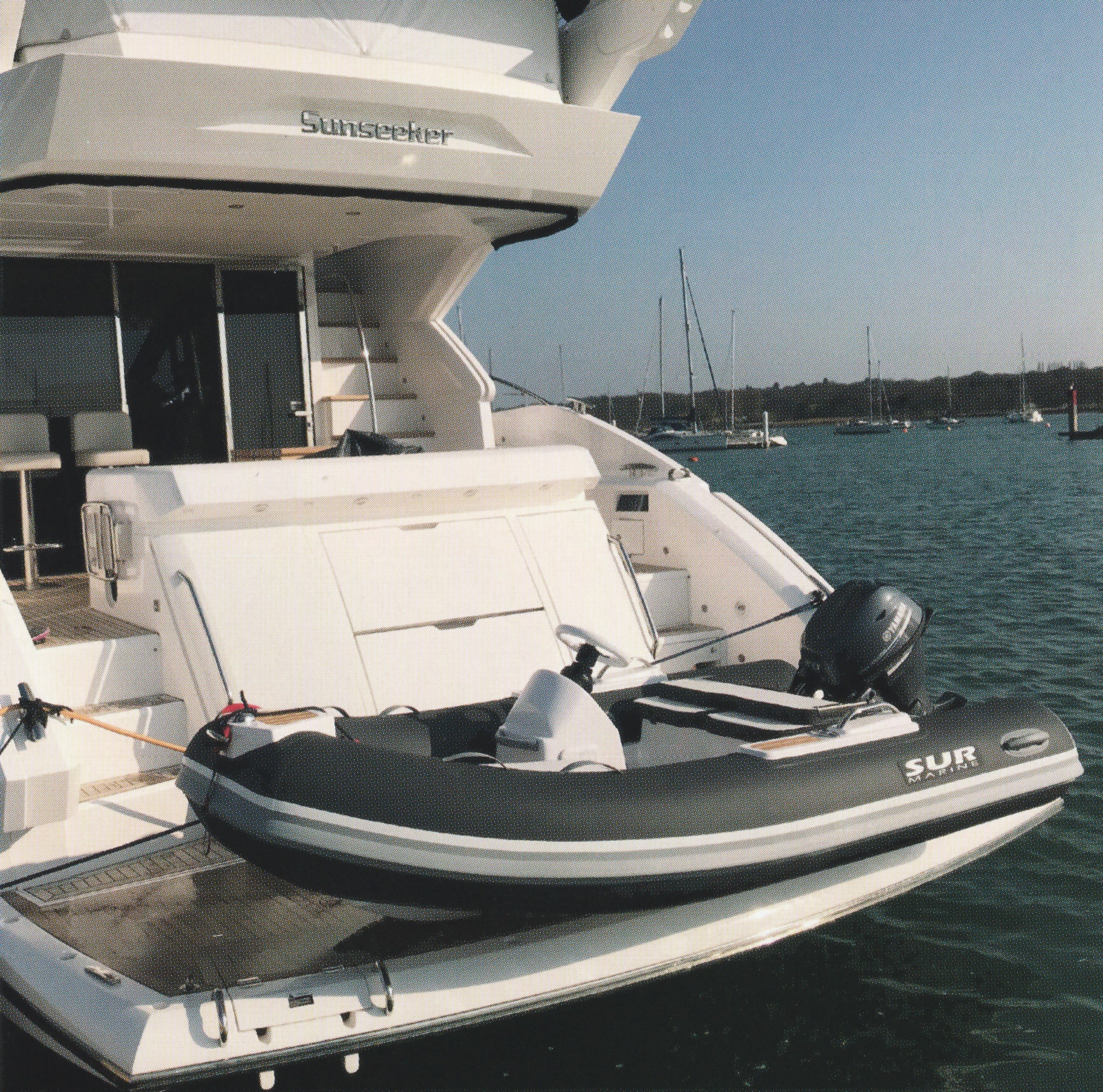 SUR Marine Tender schwarz auf Yacht