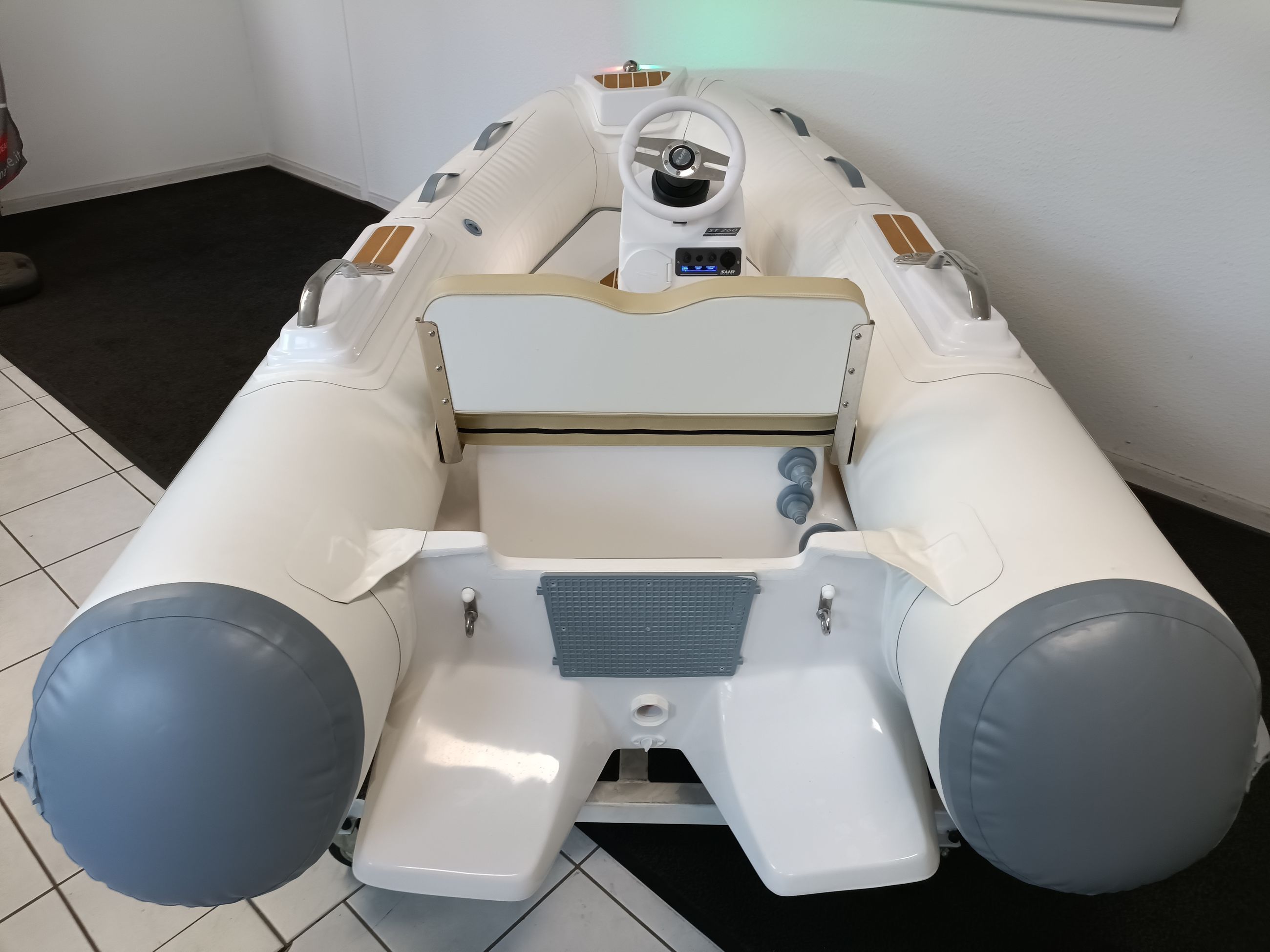 SUR Marine Tender Heckansicht in Ausstellung Lemgo